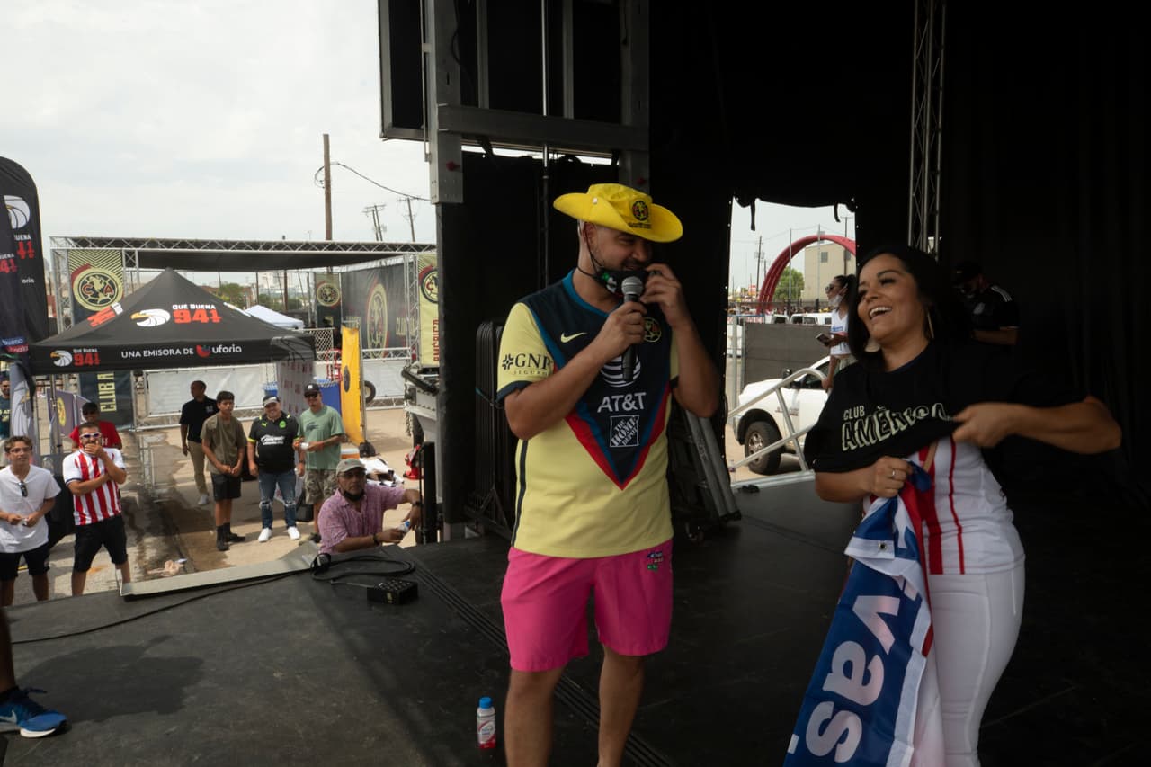 Fue allí cuando El Pelón hizo que una fanática de las Chivas se pusiera una camiseta del América, ¡típico de Raúl!