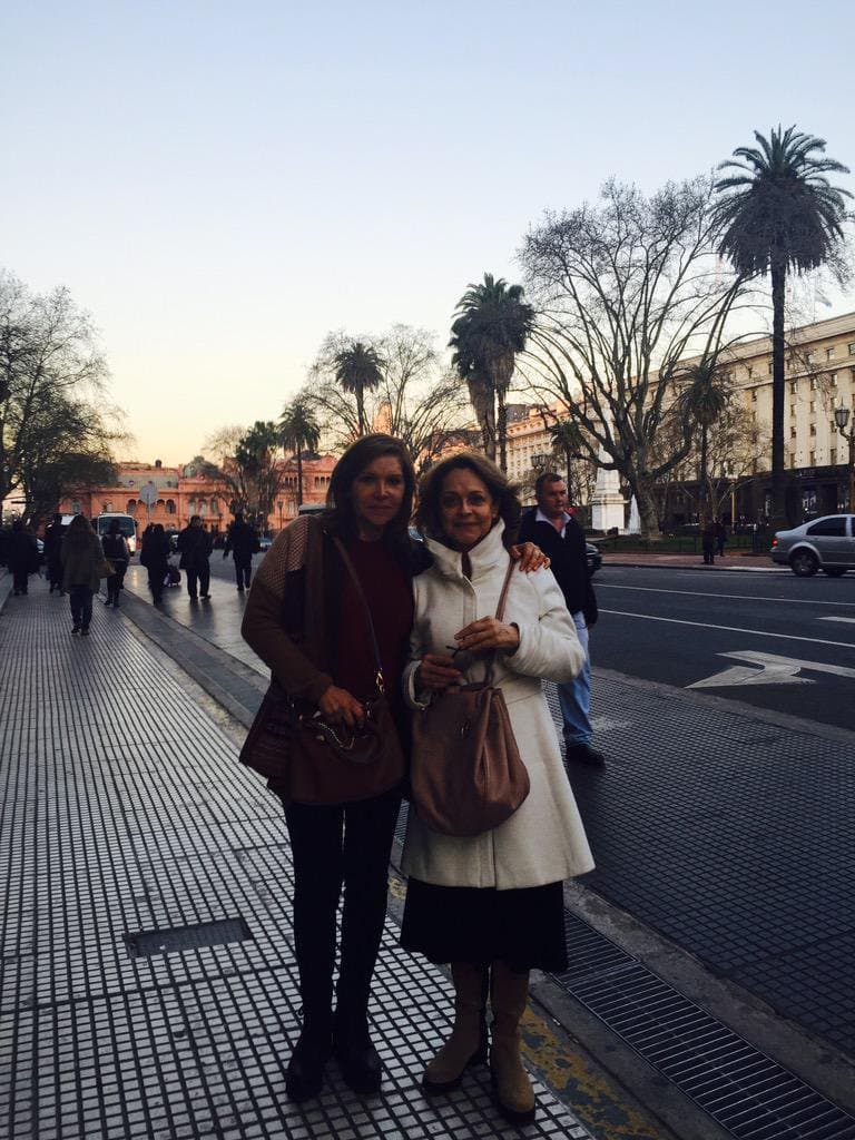 Descubrimos que una de sus compañeras de viaje es la actriz y amiga Silvia Mariscal. 
<br>