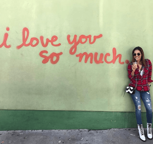 Karla disfrutó paseando y no podía dejar de tomarse una foto en esta pared llena de mucho amor.