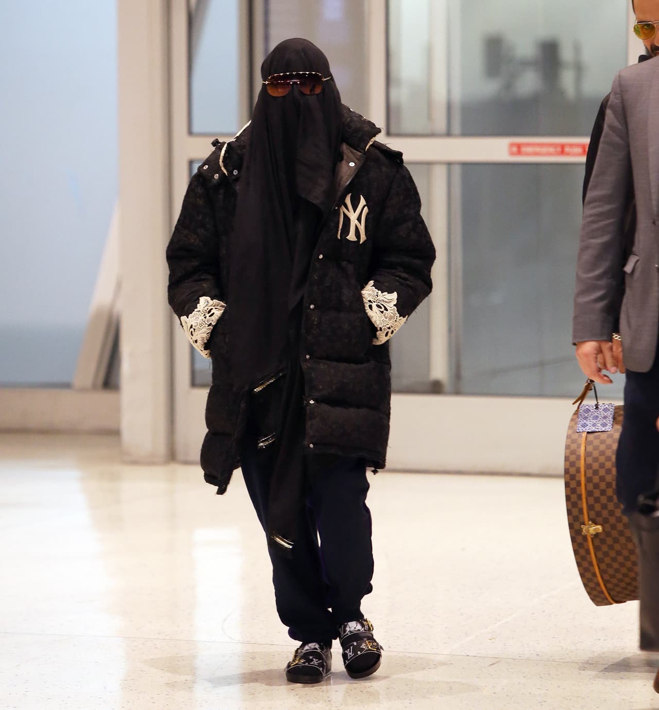 La reina del pop se cubrió de pies a cabeza. Apareció con una burka que le tapaba su cabello rubio y, adicionalmente, unos lentes oscuros.