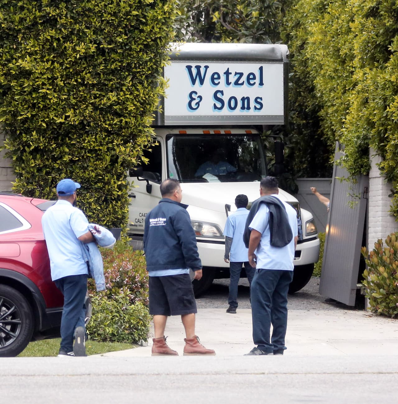 Empleados y un camión de mudanza fueron captados en la residencia alquilada de Ben Affleck.