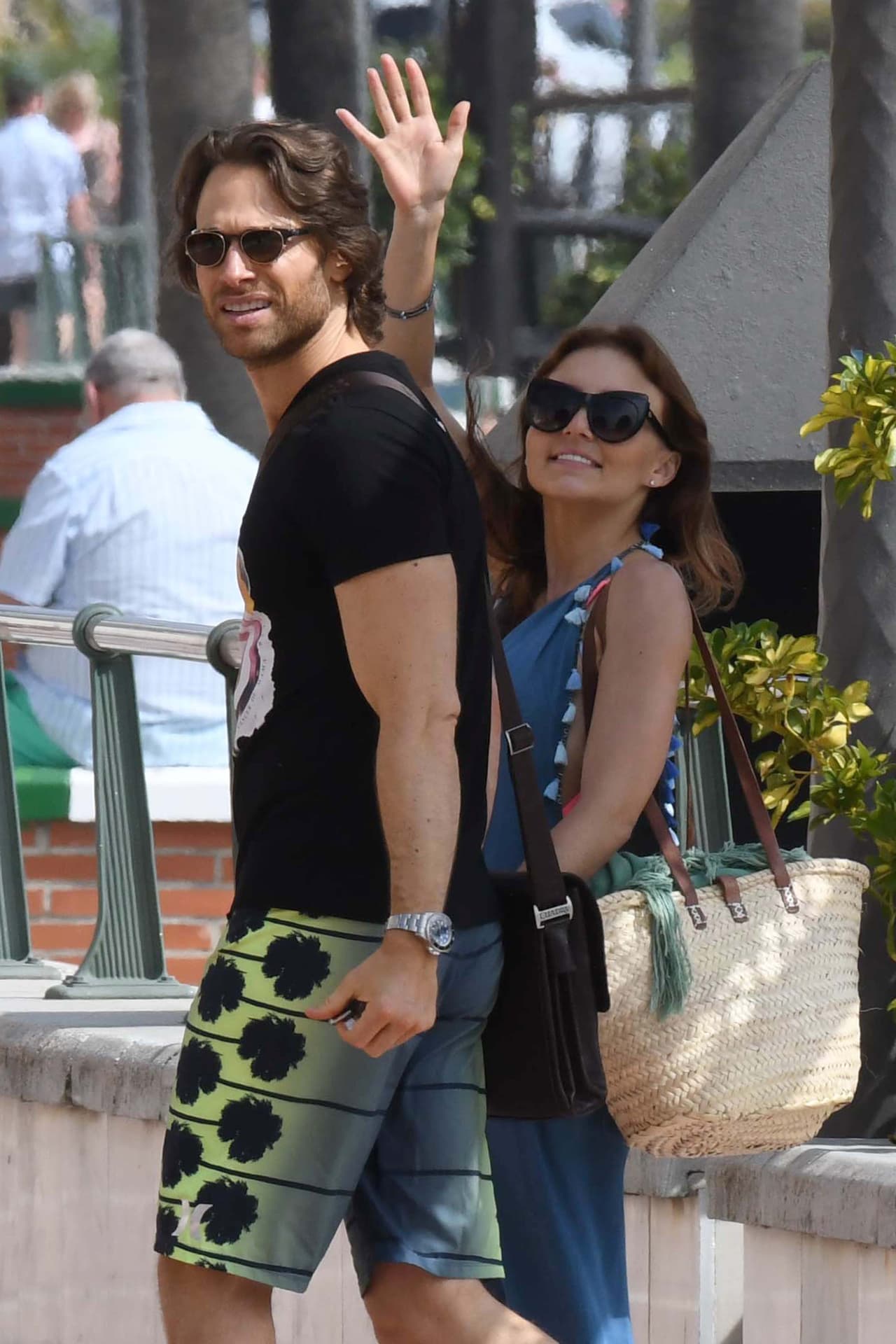 Al darse cuenta de la cámara no dudaron en mandar saludos.