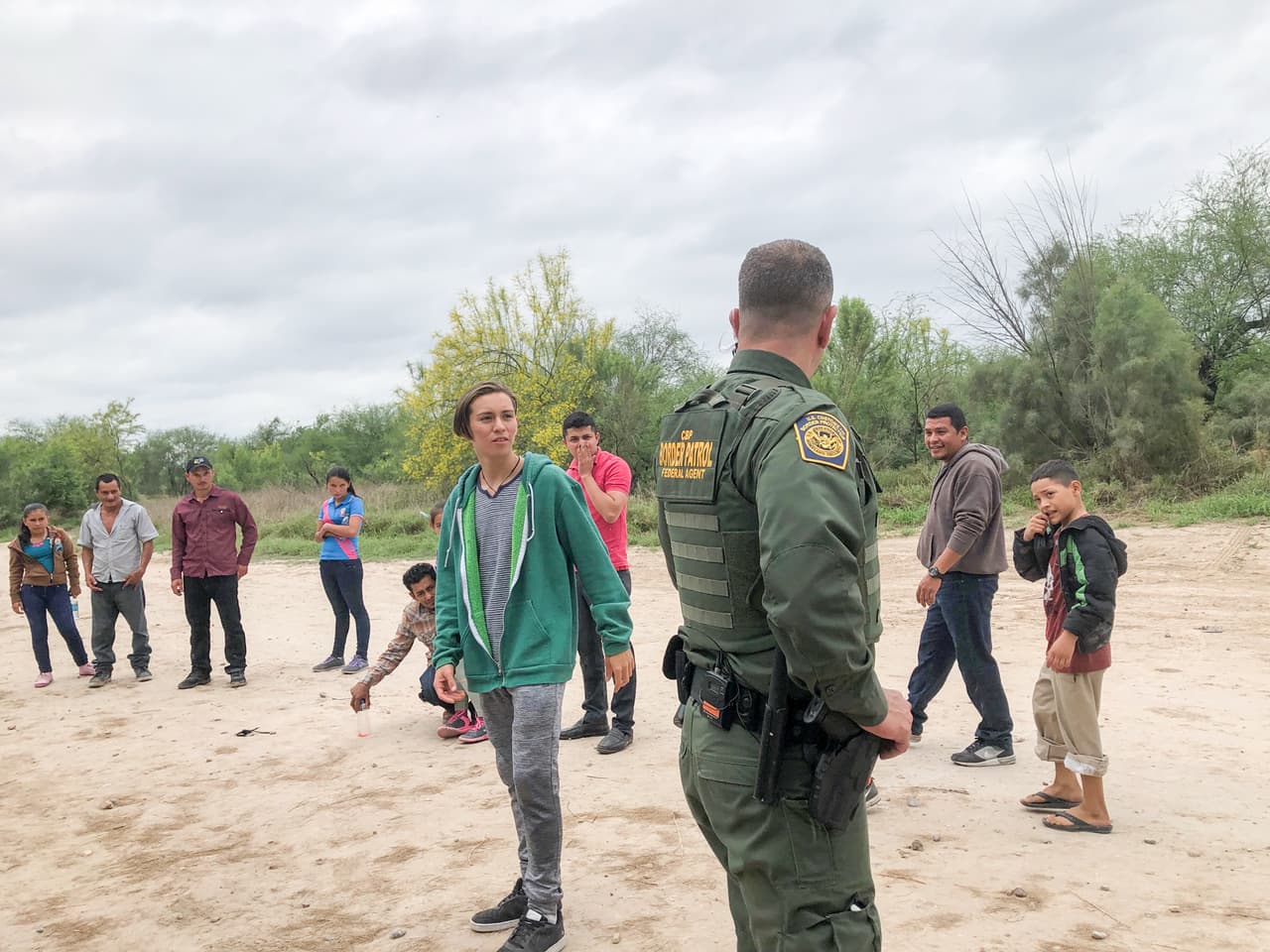 Entre los salvadoreños que llegan escapando de la violencia también hay menores no acompañados como Alfonso, de 16 años, que dice huir de las amenazas de las pandillas. “Al salir del colegio, me agarraron y me amenazaron porque no quise andar con drogas. Nosotros somos de una iglesia y me llamaron marica por no querer coger la droga”, asegura. En EEUU espera poder reencontrarse con su abuela que vive en Los Ángeles.
<br>
<br>