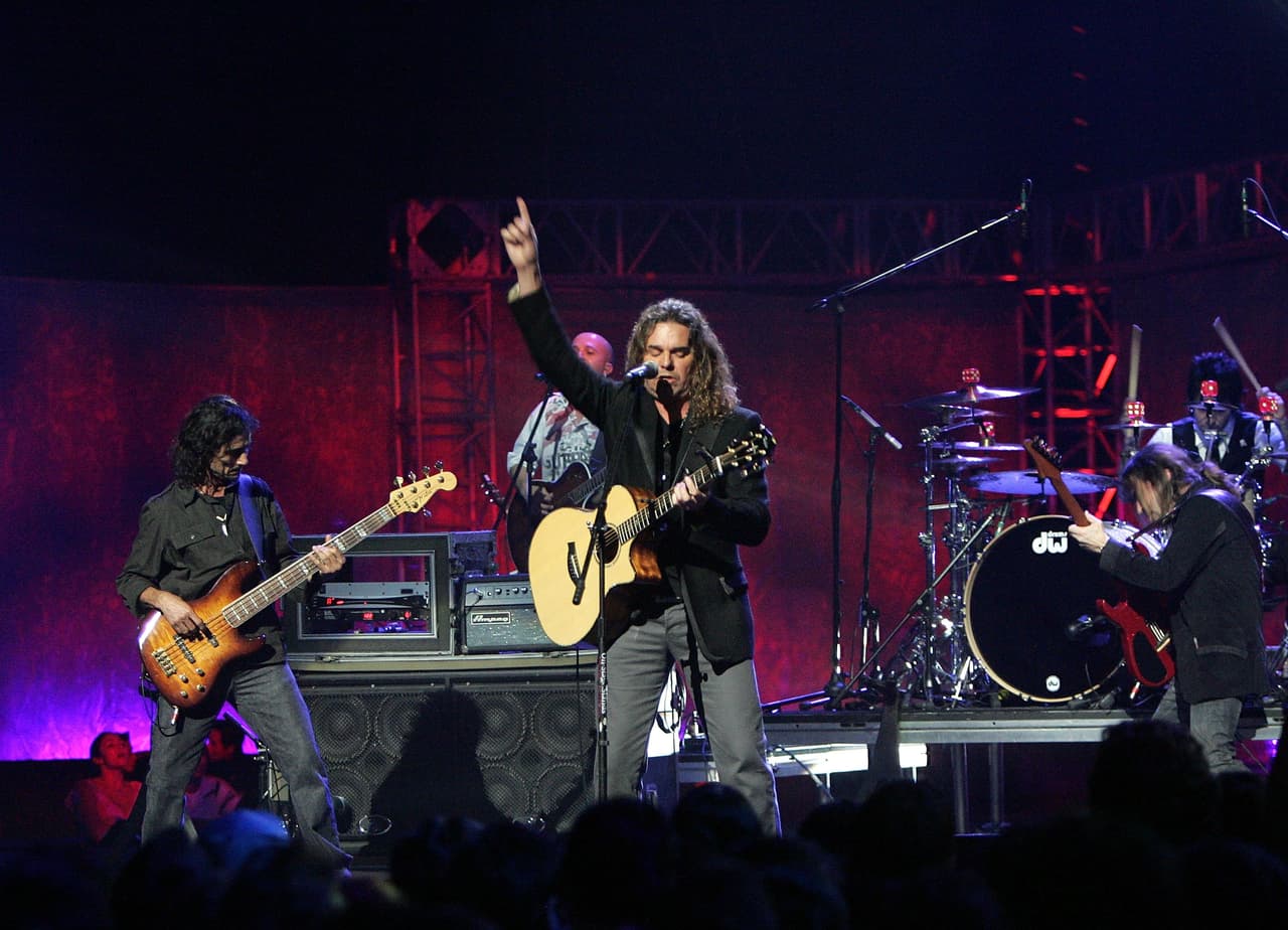 En el 1998, Maná rompió un récord en la historia de los conciertos en el Auditorio Nacional, siendo la primera banda de este género en presentarse siete veces de forma consecutiva.