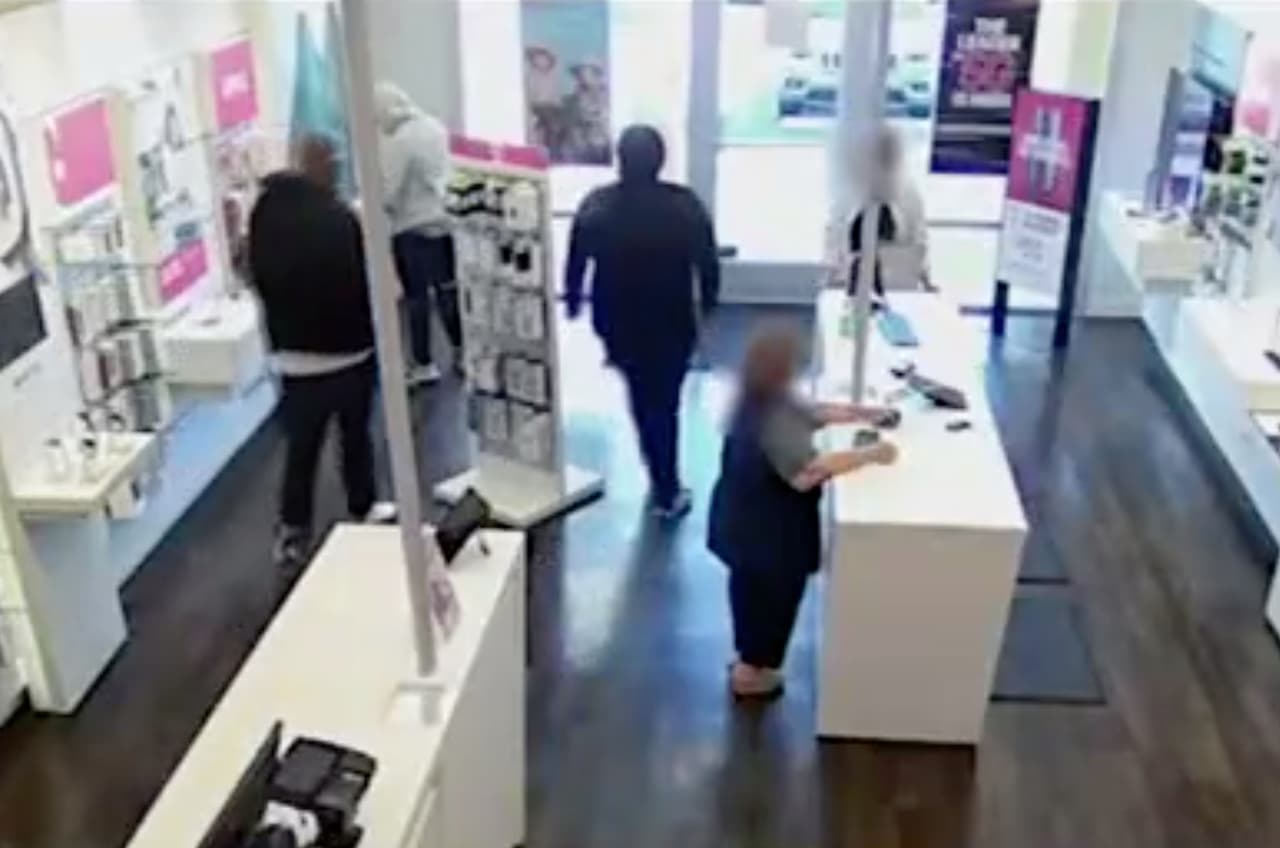 Empleado evita robo a mano armada en tienda de celulares en Seal Beach