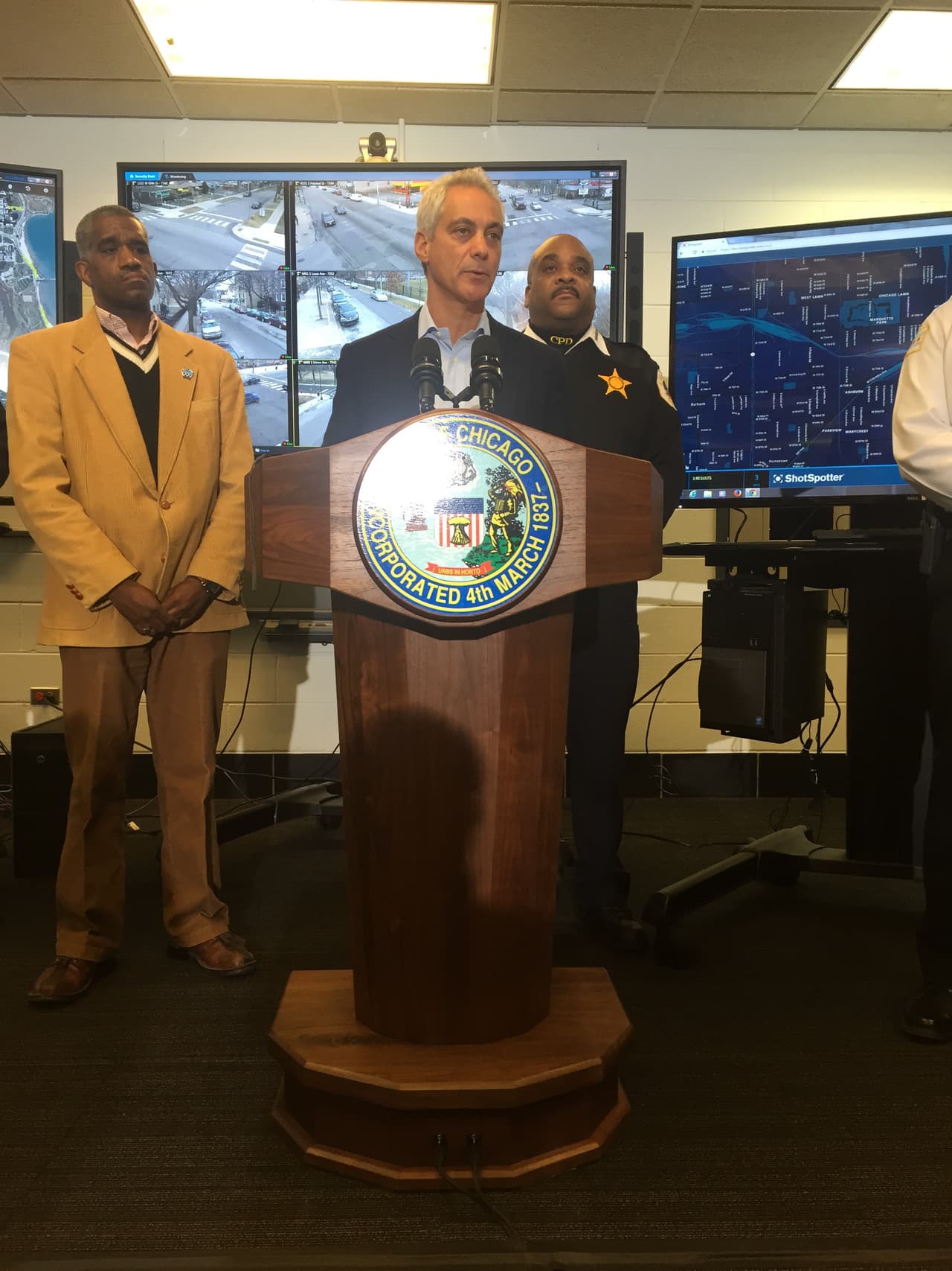 En la conferencia de prensa estuvieron presentes Johnson, Emanuel, y el subdirector de operaciones del Departamento de Policía de Los Ángeles, que sirve como consultor para algunas de las operaciones.