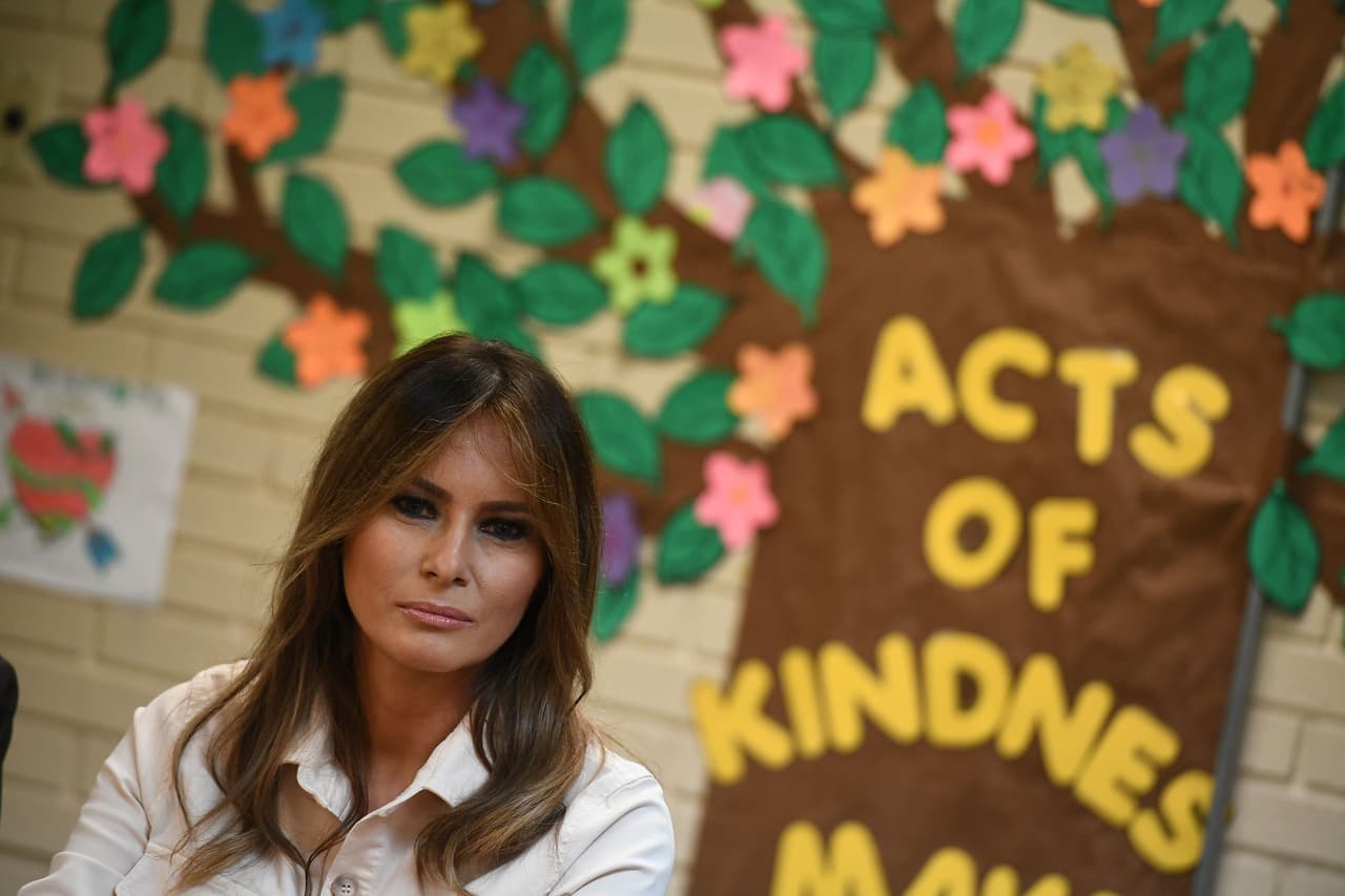 La inesperada visita de la primera dama 
<b><a href="https://www.whitehouse.gov/people/melania-trump/">Melania Trump</a></b> a un centro de detención de niños inmigrantes en McAllen, Texas, un día después de que su marido, el presidente 
<b>Donald Trump</b>, se retractó de una directriz que los separaba de sus familias, sorprendió a muchos. La exmodelo eslovaca, que lidera una campaña para ofrecer un mejor modelaje a los niños, explicó que quería conocer realidad de los polémicos centros de detención.