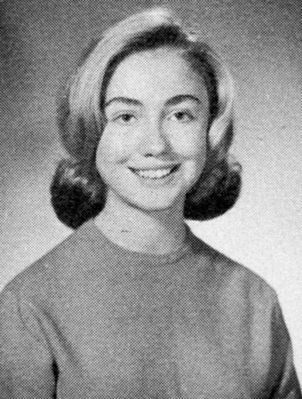 <b>El anuario de secundaria. </b>Hillary asistió a escuelas públicas y jugó en una liga de 'softball' para chicas. Fue educada como metodista y su madre, Dorothy, enseñaba en la escuela dominical. La fotografía es una reproducción del anuario de 1965 de la secundaria Maine East High School de Chicago, Illinois.