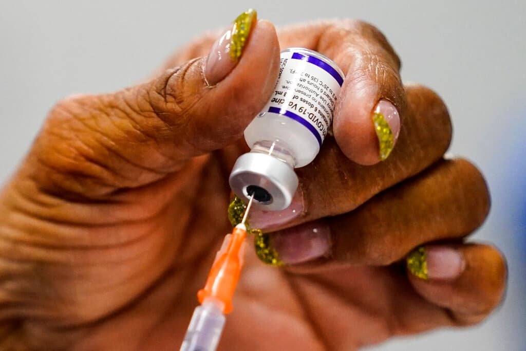 Una persona prepara una jeringa con la vacuna Pfizer contra covid-19 en una clínica de vacunación en el Keystone First Wellness Center en Chester, Pensilvania, el miércoles 15 de diciembre de 2021.