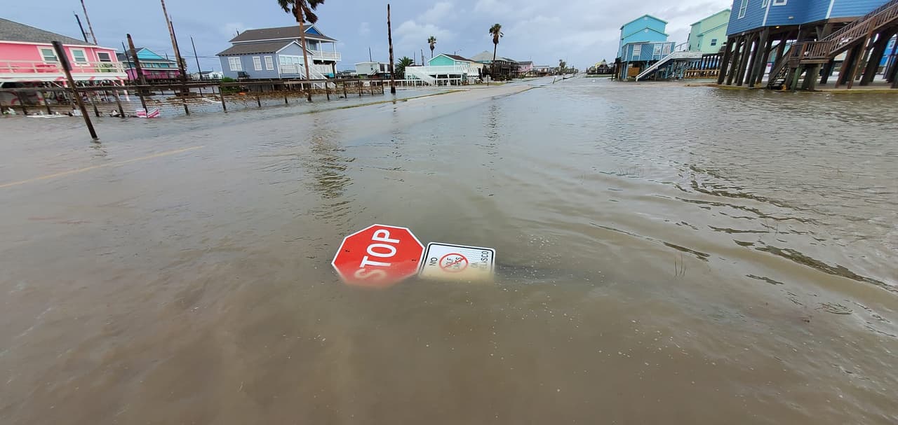 Imagen de las inundaciones en Surfside Beach, luego de las abundantes lluvias que trajo consigo Beryl.