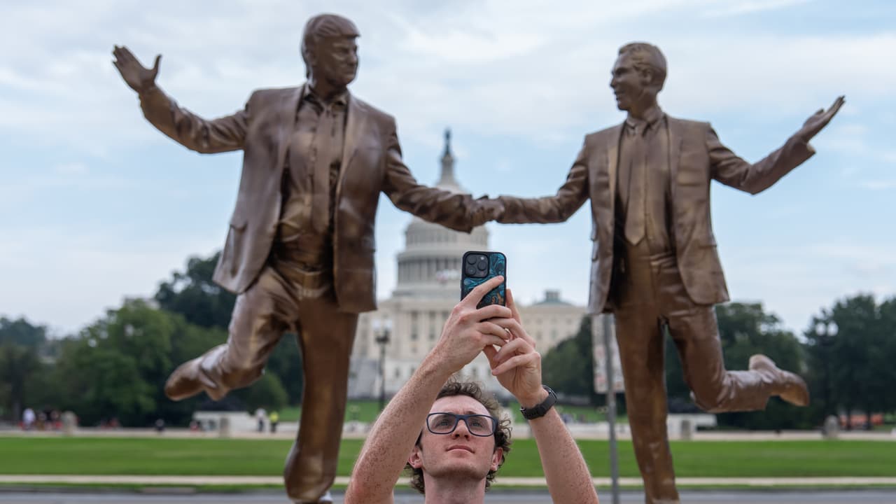 Quitan estatua de amistad Trump-Epstein del National Mall; lo que se sabe