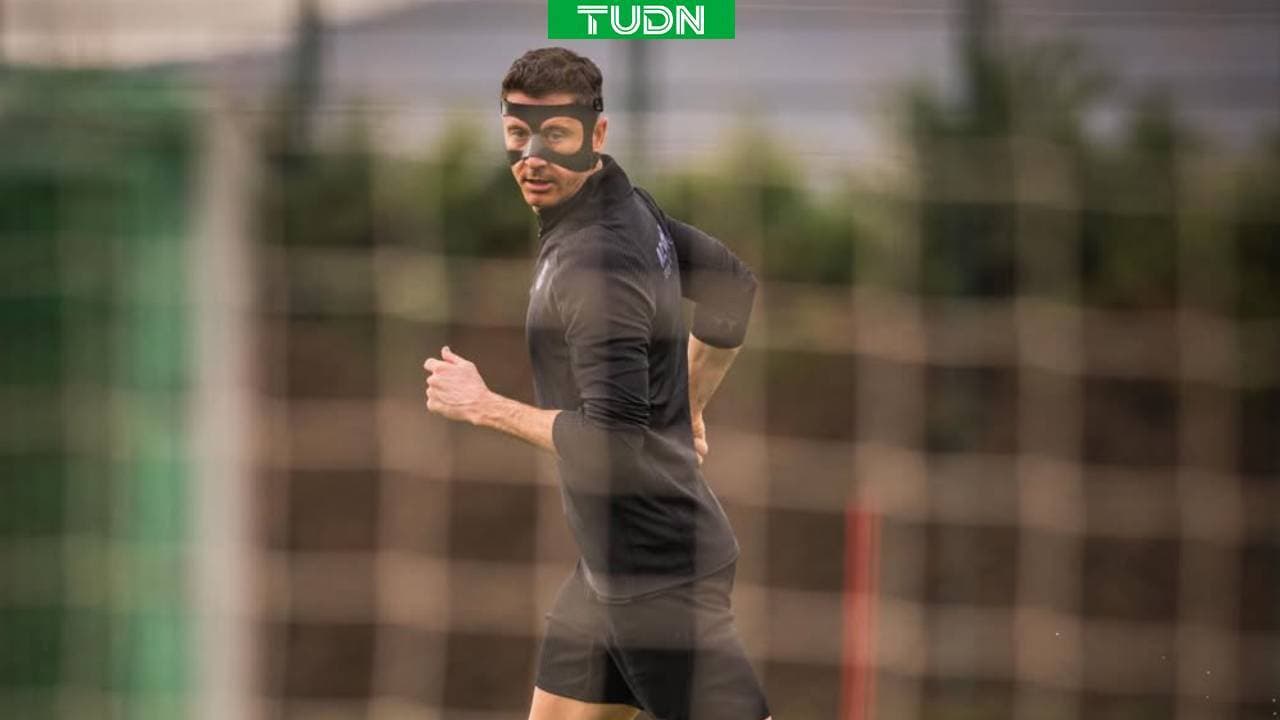 Lewandowski entrena con máscara protectora por su lesión