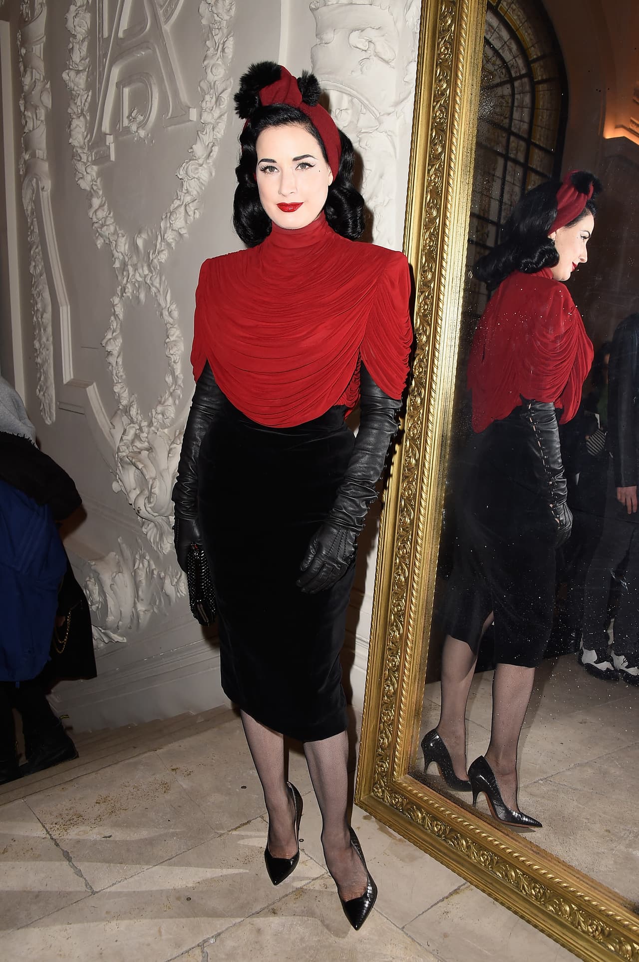 El estilo de Dita Von Teese se caracteriza por el uso de lencería, joyas, corsés y ropa vintage que la vedette estadounidense combina de manera muy particular.