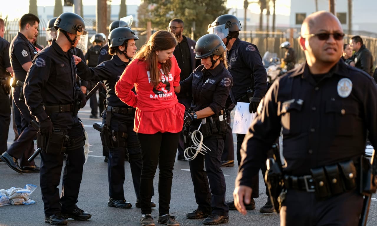 Arrestan a 40 personas en Los Ángeles en las protestas que piden un salario mínimo de $15 la hora