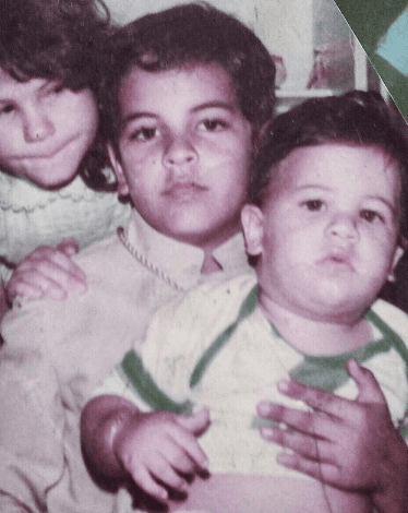 El chef Yisus junto a sus hermanos de bebé. "Lo sé quizás me excedí un poco alimentándome y terminé con esa inmensa papada. Pero más inmensa aún es mi felicidad por haber crecido junto a estos dos", contó.