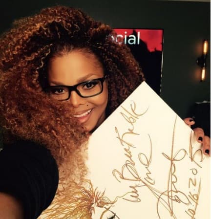 La primera vez canceló algunos shows de su gira por Europa, se rumoró que tenía cáncer y ella lo desmintió.