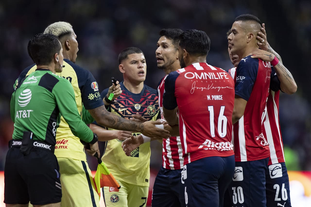 El Clásico entre América y Chivas estuvo lleno de pasión, bronca, ocasiones de gol y mucha polémica por el arbitraje en el encuentro disputado en el Estadio Azteca en actividad de la Jornada 10 del Grita México A21 de la Liga MX.