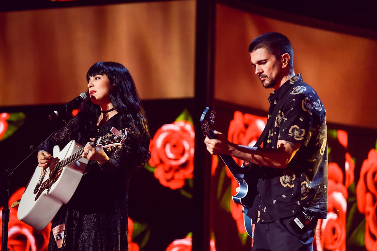 Sobre este escenario también apareció Juanes, que prepara un número musical con esta cantante chilena.