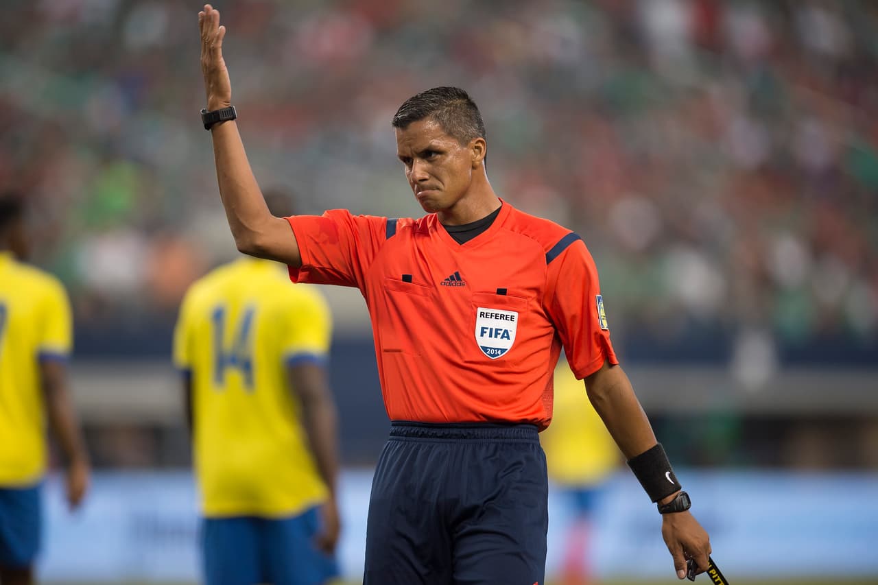 Pitti es un árbitro que no le gusta interrumpir mucho el juego, sin que eso signifique que permita que en ningún momento se torne violento.