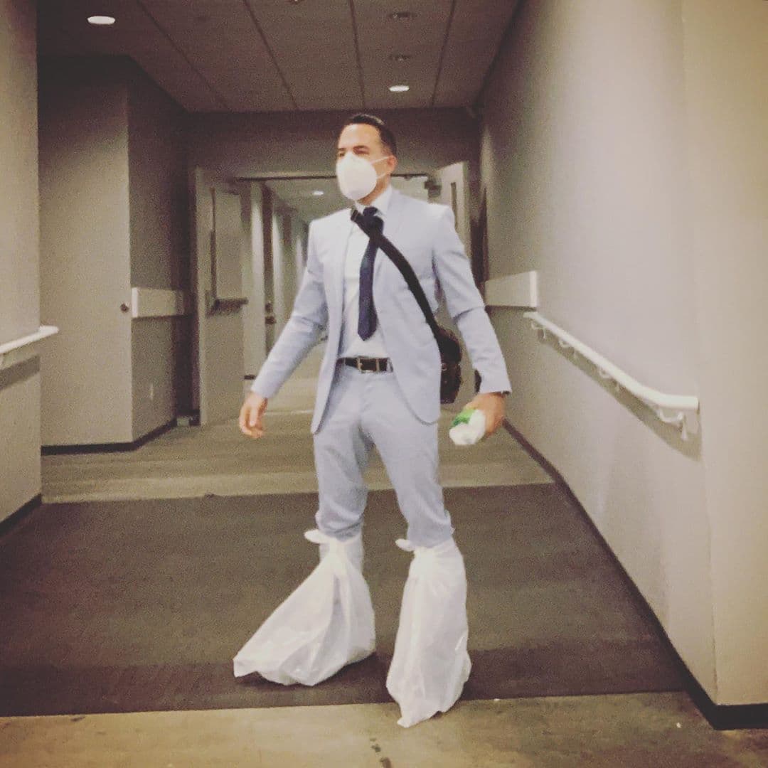 Pero Carlitos Calderón siempre va un paso adelante. Es por eso que llegó más que equipado para darle la batalla al mal tiempo y conservarse guapo y elegante a pesar de todo.