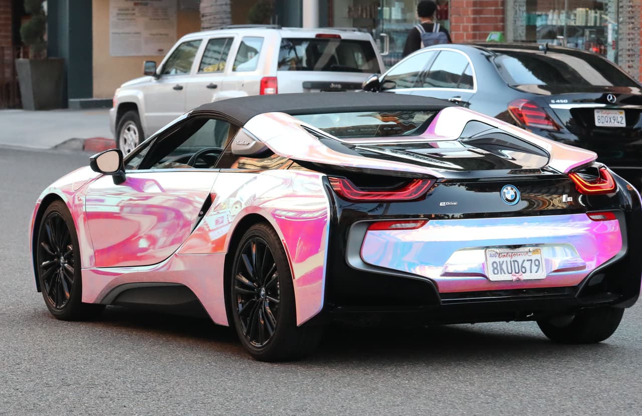 La 'socialité' puede estar tranquila pues estará totalmente segura mientras conduzca sobre mojado, pues el auto activa la función de secado de frenos para minimizar la humedad.