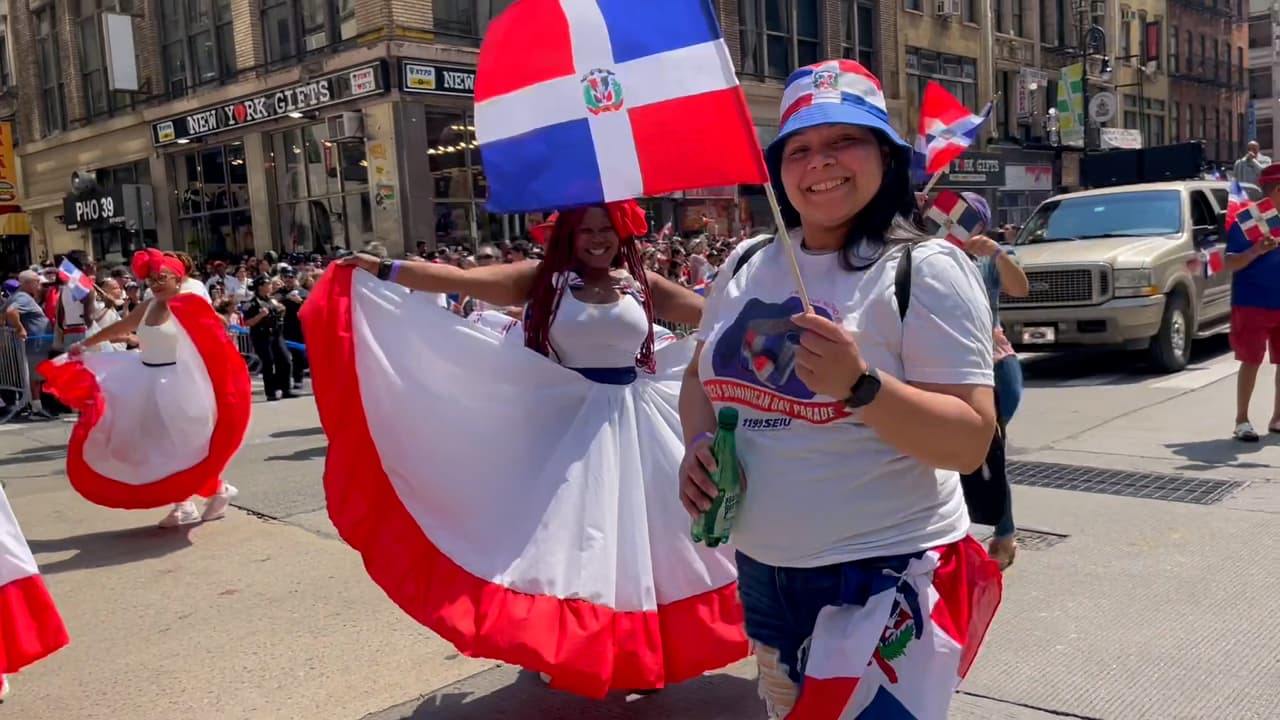 Hay
<b>casi un millón de dominicanos viviendo en Nueva York</b> y miles de ellos celebraron el domingo su cultura con este desfile anual.
<br>