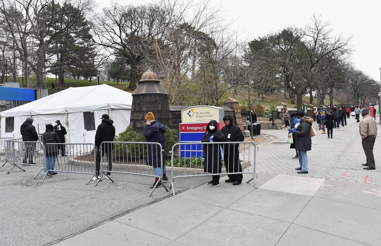<b>Una fila para los exámenes de coronavirus. </b>Decenas de personas hacen fila frente al
<b> </b>Hospital Central de Brooklyn, donde se recibe a las a las personas que sospechan que pudieron contraer el covid-19 y presentan síntomas.