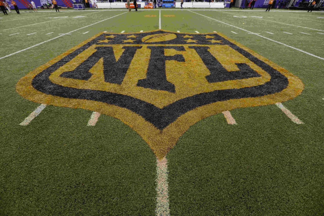 <b>Superbowl 2022</b>
<br>Cincuenta fanáticos afortunados (y vacunados) 
<a href="https://nflcommunications.com/Pages/VACCINATED-FANS-TO-WIN-50-FREE-SUPER-BOWL-LVI-TICKETS-AS-PART-OF-SATURDAY-NIGHT-GLOBAL-EVENT.aspx" target="_blank">ganarán boletos gratis para el Super Bowl</a> LVI en febrero de 2022 en el SoFi Stadium de Los Ángeles, anunció la NFL el 5 de mayo. Los fanáticos pueden ganar puntos en el sitio web de 
<a href="https://www.globalcitizen.org/en/collections/rewards-to-reunite-the-world/" target="_blank">Global Citizen</a> compartiendo por qué se vacunan. Una vez que lo hagan, pueden usar los puntos para ingresar al sorteo de boletos del Super Bowl o boletos para otros eventos, incluidos conciertos y festivales de Live Nation, NASCAR Daytona 500 y los juegos de estrellas de MLB, MLS, NBA, WNBA y NHL.