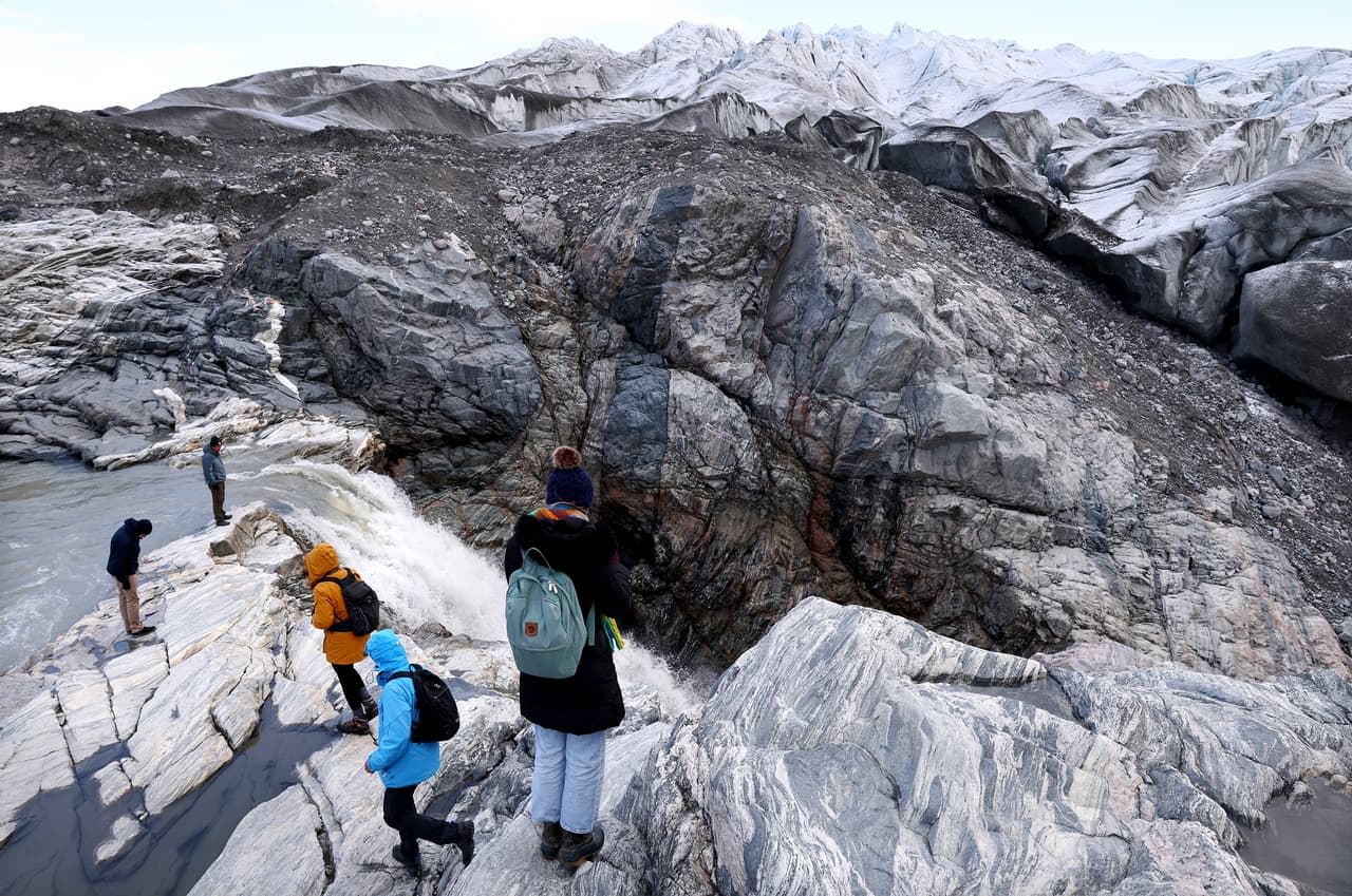 Turistas junto a una poderosa corriente de agua de deshielo en Kangerlussuaq, en septiembre de 2021.
<br>
<br>Según el estudio, el promedio del deshielo de la isla habría elevado el nivel del mar global alrededor de un milímetro por año. Sin embargo, los picos de derretimiento de 2012 y 2019 excepcionalmente mayores aumentaron esta proyección.
<br>
<br>
<a href="https://www.univision.com/noticias/medio-ambiente/solo-un-cambio-radical-nos-salvaria-de-la-catastrofe-los-sombrios-pronosticos-de-100-expertos-en-el-clima-fotos-fotos"><u>Vea aquí los sombríos pronósticos de 100 expertos sobre el clima si la humanidad no hace cambios importantes</u></a>
<br>