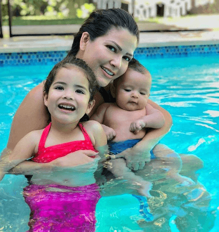 Además hemos sido testigos de muchos momentos felices juntos a sus dos hijos.