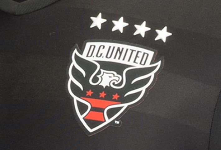 El escudo nuevo se ve sensacional sosteniendo las cuatro estrellas plateadas del club, debido a sus cuatro títulos de la MLS