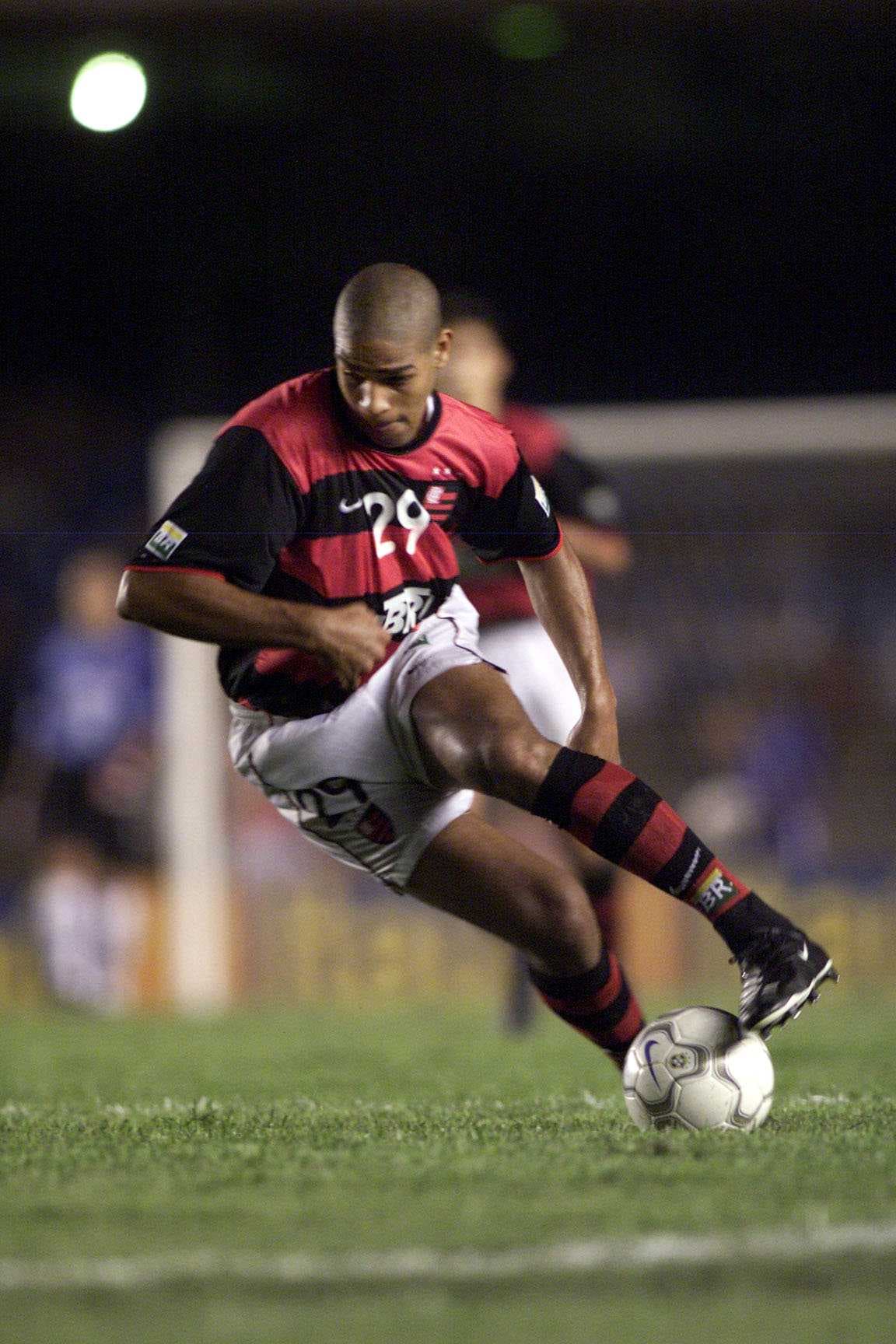 Todo comenzó en el año 2000, con el Flamengo de Río de Janeiro. Adriano debutó con 18 años, pero una sola temporada y diez goles en 24 partidos fueron suficientes para ser adquirido por el Inter de Milán en el 2001.