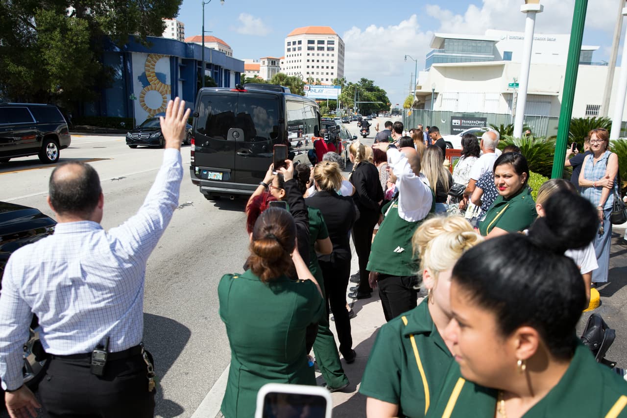 Transeúntes y empleados del restaurante Versalles, una local tradicional de la comunidad cubana en Miami, saludaron la caravana fúnebre.