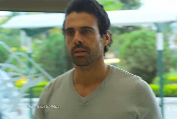 Pero Julián no la dejaría escapar tan fácilmente y corrió a buscarla.