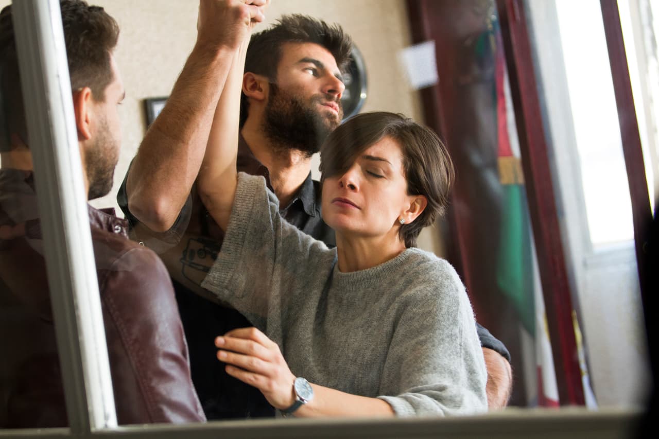 Pero Dave la detuvo por la fuerza y le aseguró que John iría directo a prisión.