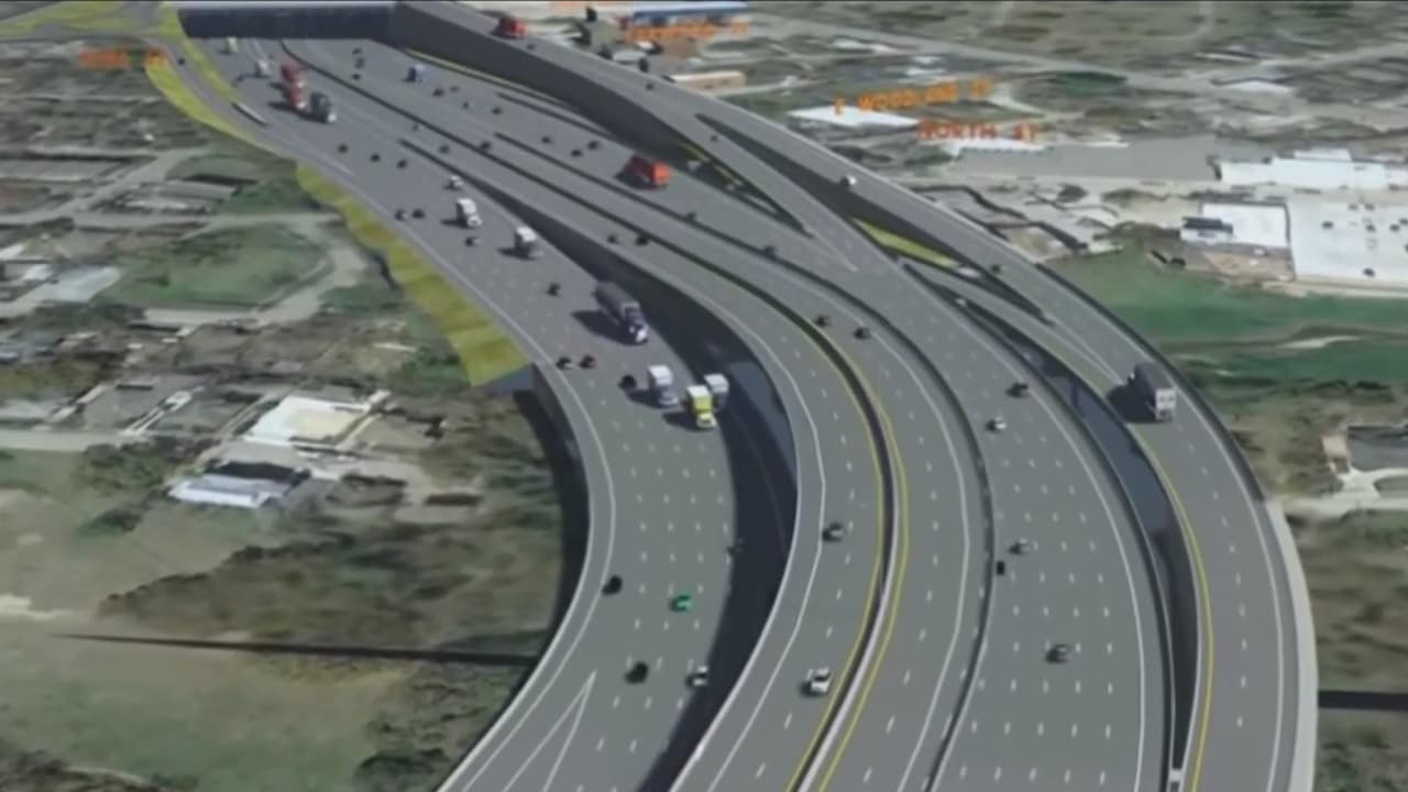 Además de ser mortal, 
<a href="https://www.univision.com/local/houston-kxln/expansion-de-la-interestatal-45-sigue-generando-debate-entre-la-comunidad-de-houston-video">la I-45 ha sido una discusión en los últimos meses</a> porque se está plantendo expandirla. La construcción traería consigo desvíos, cambios de ruta, eliminación de rampas y hasta la expropiación de hogares, afectando a una población que en su mayoría está conformada por hispanos, afroestadounidenses y personas de bajos ingresos.