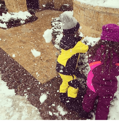 Los gemelos se la pasaron genial jugando en la nieve.