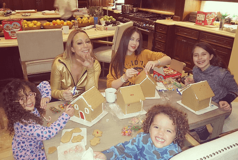 Las tradiciones familiares nunca faltan ¡Qué deliciosas se ven esas casitas de galleta!