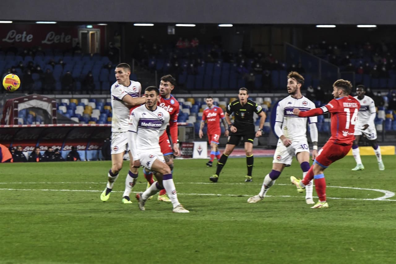 Napoli cae 5-2 ante la Fiorentina en tiempos extra y con 9 hombres, durante Octavos de Final y queda fuera de la Coppa Italia. Dries Mertens y Andrea Petagna fueron los que dieron goles a los locales, mientras que para la Fiore descontaron Vlahovic, Biraghi, Venuti, Piatek y Maleh. EL mexicano Hirving Lozano llevaba 20 minutos en cancha cuando propinó tremendo planchazo y salió expulsado.