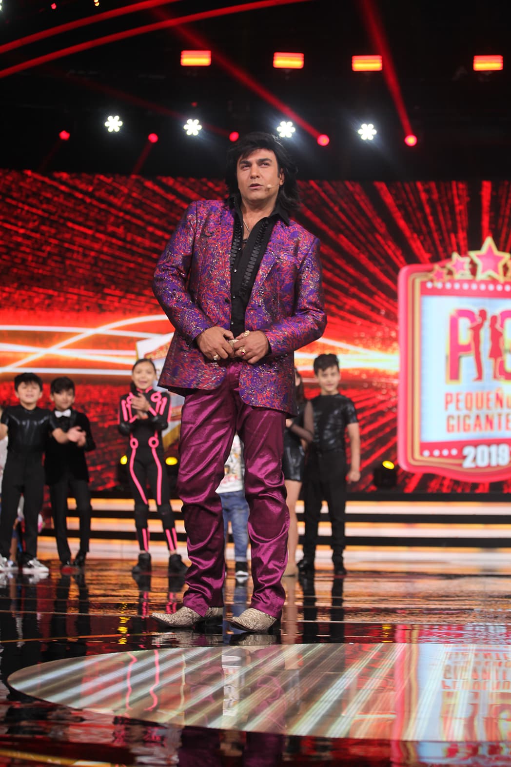 Por su parte, el galán de Albertano eligió un traje del mismo color, que llevó en contraste con una camisa negra.