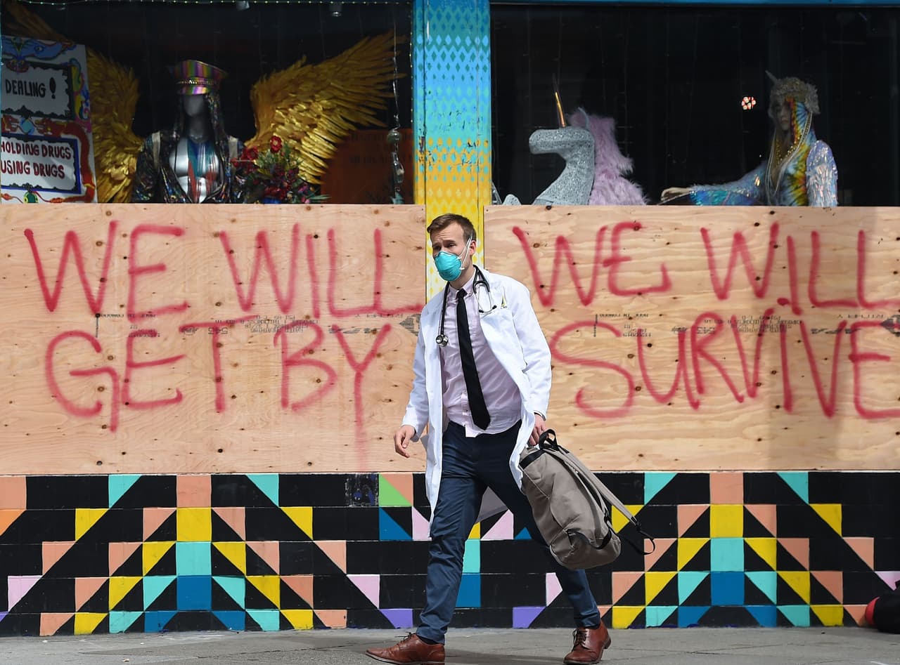 Médicos analizan las razones por las que California tiene menos contagios y fallecidos por covid-19 que Nueva York