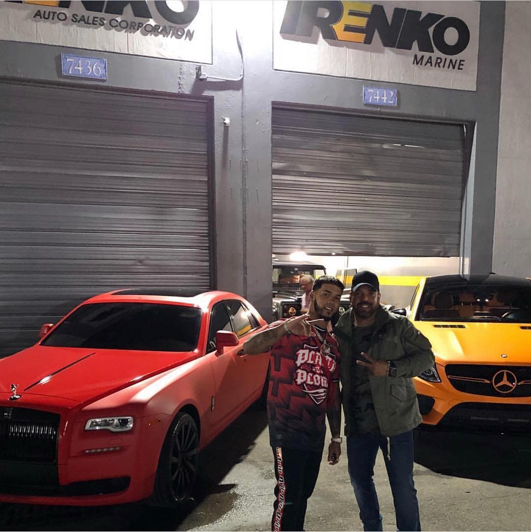 El motor del Rolls-Royce Ghost es un V12 doble turbo de 6.7 litros con la capacidad de producir 563 caballos de fuerza y 664 lb-pie de torque. Y aunque tiene fuerza suficiente para alcanzar una velocidad límite de 155 mph (250 km/h), el enfoque principal de este vehículo es ofrecer una marcha tan cómoda como si de flotar se tratase.
<br>