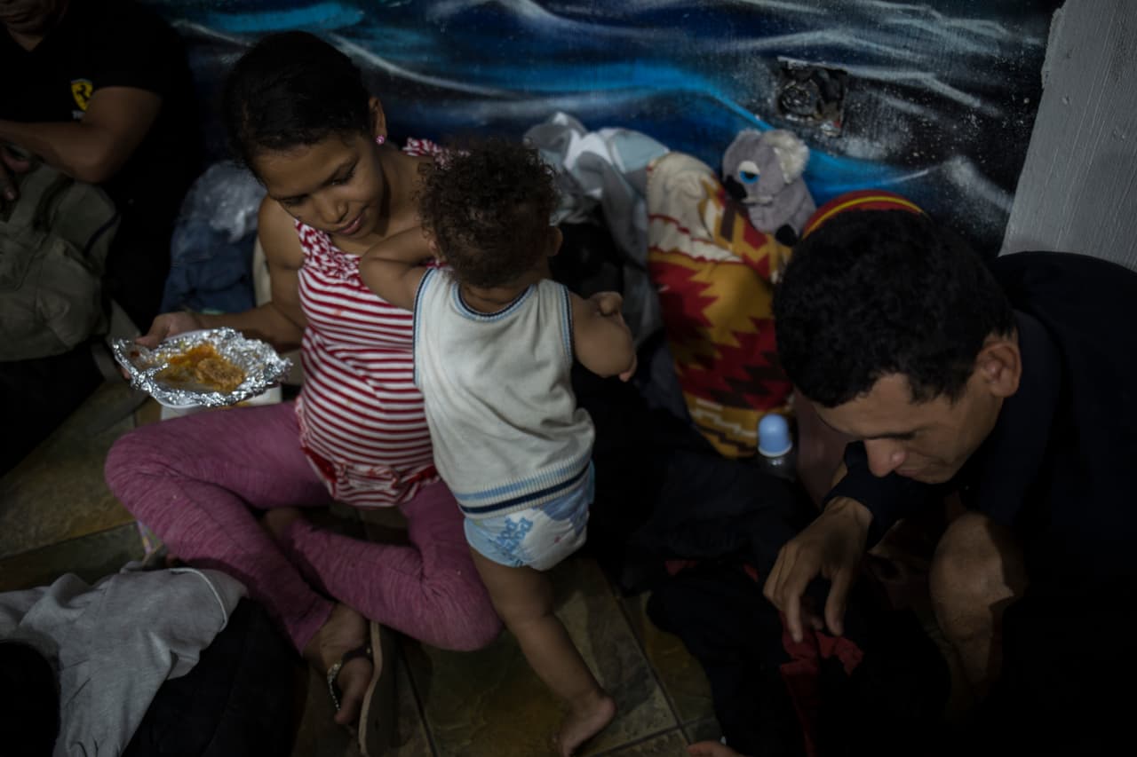 Deysi, una chica de 18 años, embarazada de siete meses y medio, se unió a la caravana junto a su esposo, de 23 años, y su bebé de 14 meses. Nadie, más que su madre, sabe que se encuentran rumbo a Estados Unidos. Deysi y su familia se han visto obligados a migrar porque su esposo no tiene trabajo desde que tuvo unos problemas con pandilleros, todo por un “favor” que no terminó de cumplir.