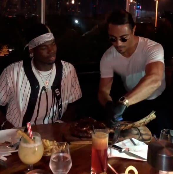 Pogba siguió atentamente el procedimiento del corte realizado por Salt Bae en la carne.