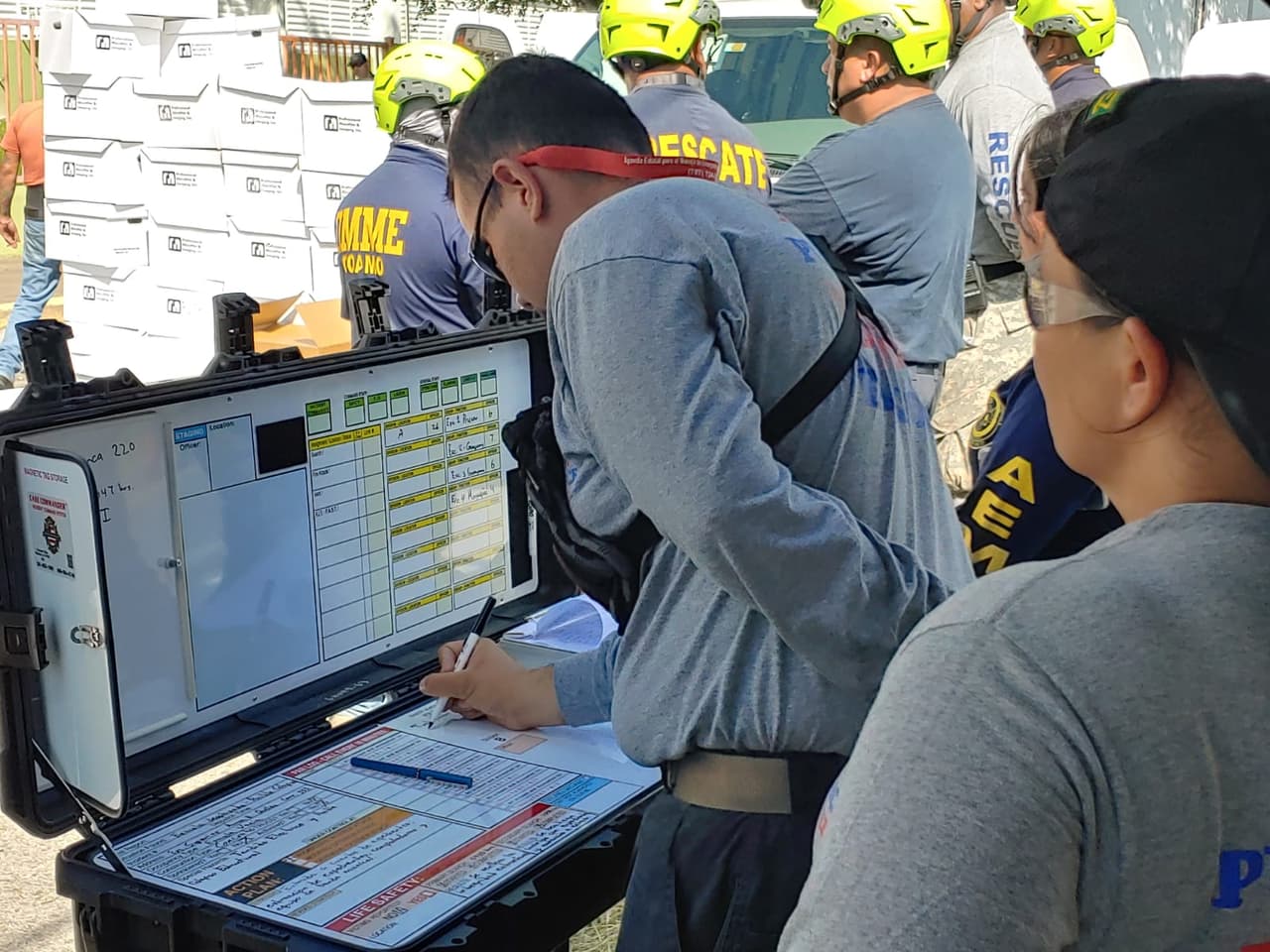 El jueves el NMEAD también recuperó expedientes de una escuela en Guánica.