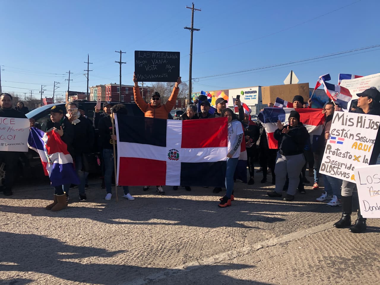 Decenas de personas se unieron a partir de las 3:00 p.m. en la calle Somerset, frente al edificio donde están las oficinas de la Junta Electoral local. 
<br>
<br>
<br>
<br>