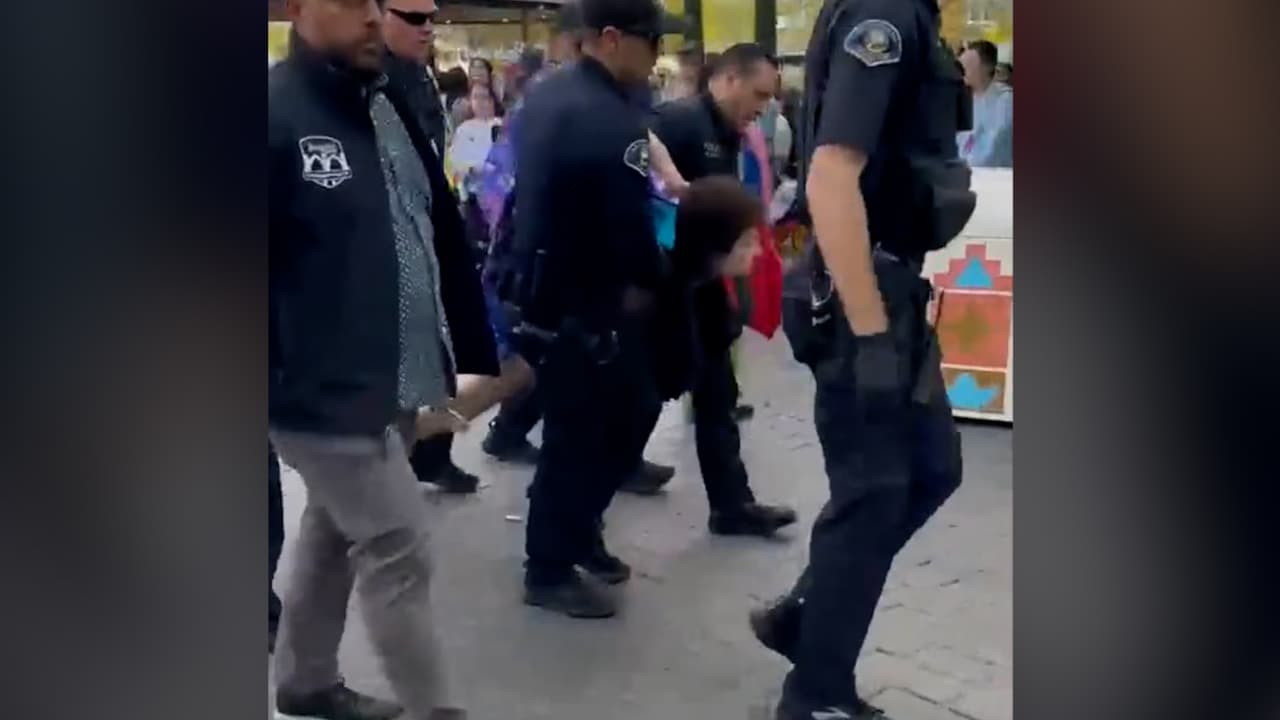 La hora del arresto coincide con la del incidente en el parque de diversiones y el cargo presentado es estar ebrio en un lugar público
<b>.</b>