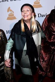 Joni Mitchell, de 71 años, es una de las figuras del folk más reconocidas de los años 70.