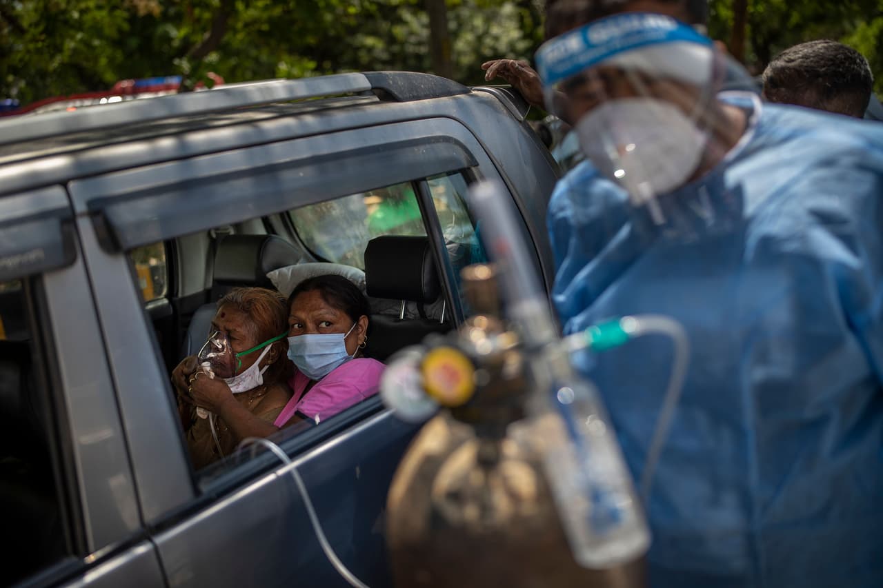 <b>Desesperación por el covid-19</b>
<br>
<br>Un paciente recibe oxígeno en un automóvil en Nueva Delhi, India, el 24 de abril. En ese momento el sistema de salud de India estaba abrumado por la pandemia.
<br>