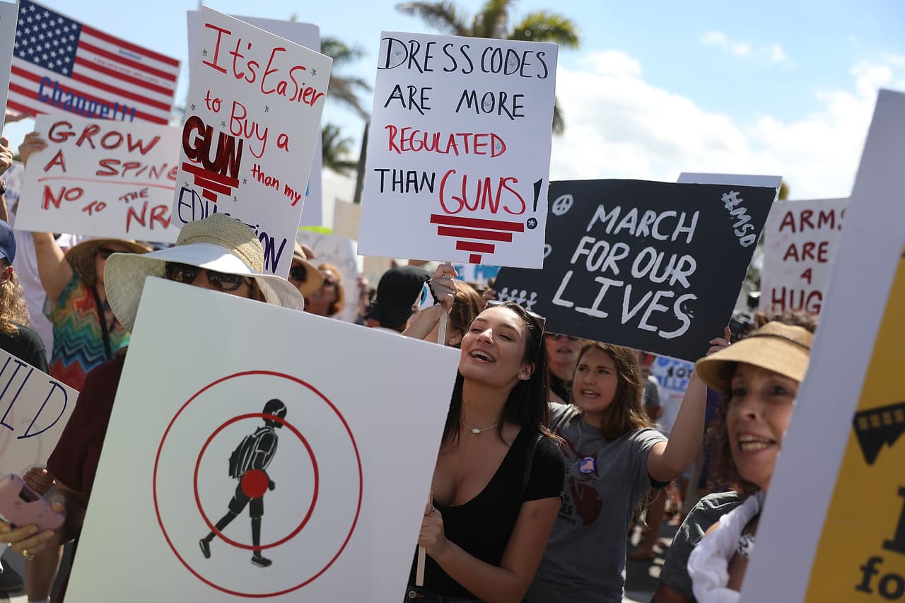 <b>West Palm Beach, Florida.</b> Manifestantes protestaron frente a la residencia privada del presidente Donald Trump, Mar-a-lago.